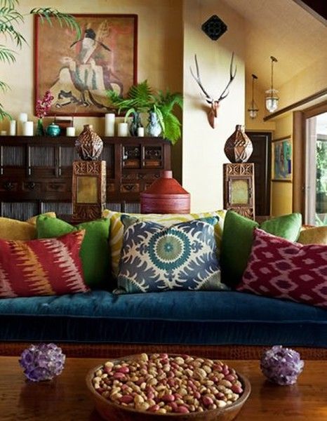 Bohemian style. Always love this with the mix of patterns, blue velvet, neutral wood, asian inspired pieces, ceramics and artwork. Blue Couch, Stil Boho, Bohemian Interior, Inside Design, Bohol, Bohemian Living Room, Lounge Decor, Design Del Prodotto, Bohemian Home