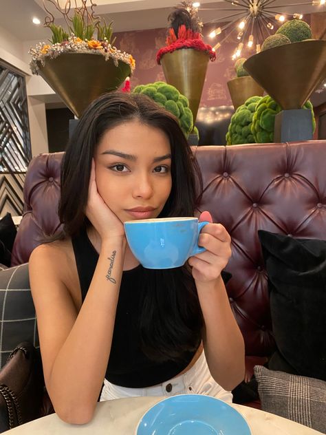 Cute Poses With Drinks, Pose With Coffee Mug, Breakfast Poses Instagram, Coffee Cup Pictures Instagram, Poses Holding A Drink, Restaurant Sitting Ideas, Coffee Date Poses, Pose With Drink, Drinking Coffee Pose