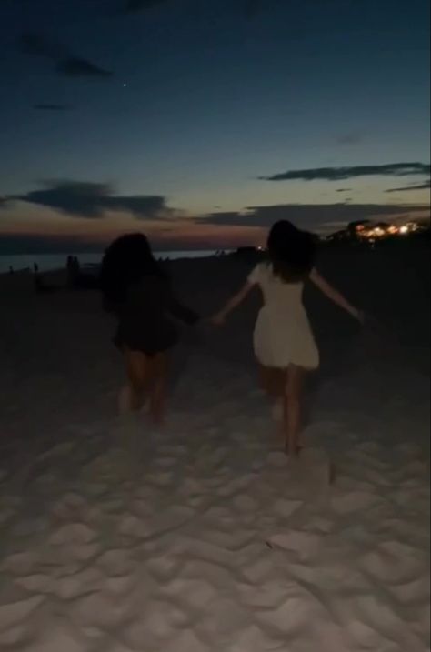 Besties Vacation Pictures, Summer Nights Beach, Night Beach Pics Friends, Beach Day Friends, Sunset Beach Pictures Friends, Friends At Beach, Friends On Holiday, Beach Sunset With Friends, Beach Days With Friends