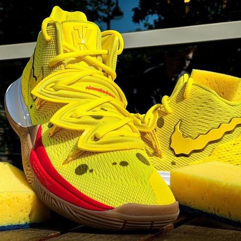 Kyrie 5 Spongebob, Zapatillas Nike Basketball, Women Nike Shoes, Nice Sneakers, Nike Casual Shoes, Nike Kyrie 5, Shoes Cabinet, Kyrie 5, Urban Shoes