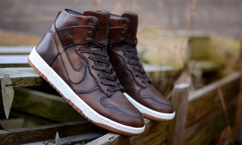 The Nike Dunk High has received a luxurious makeover as we take a look at this "Burnished Leather" edition. Nike Trainer, Jet Fly, Nike Sneakers Mens, Leather Sneakers Men, Basket Style, Nike Outlet, Skate Wear, Nike Dunk High, Dunk High