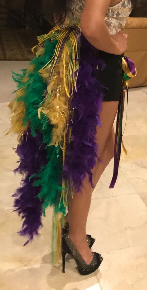 Mardi Gras Costume Ideas Women, Marci Grad Party Outfit, Mardi Gras Outfits Diy, Marci Gras Themed Party Outfit, Mardi Gras Looks, Mardi Gras Costume Diy, Mardi Gras Diy Outfit, Madi Gras Outfit Ideas, Mardi Gras Mask Diy