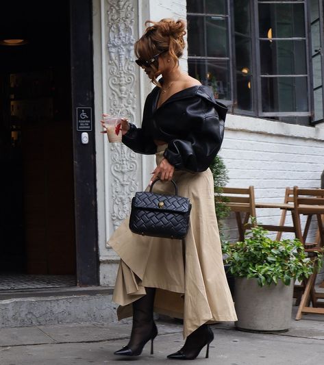 Refined Style Fashion, Paris Fall Fashion 2024, Nyfw Street Style 2024, Modest Baddie, Modest Luxury, Mom Influencer, Rich Luxury, Fashion Trend Forecast, Style Clothes