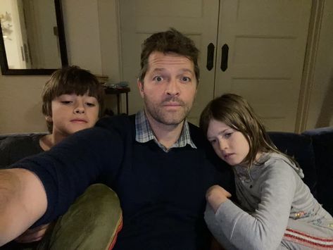 Misha watching 15x20 with his children. Misha Collins Kids, Jimmy Novak, Clayne Crawford, Leo King, Angel Of The Lord, Supernatural Art, Spn Cast, Last Episode, Cute People