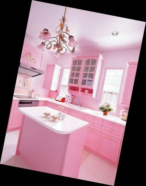 IUIUIU Pink Retro Kitchen, Kitschy Kitchen Decor, Space Above Kitchen Cabinets, Coastal Farmhouse Kitchen, Coastal Kitchen Design, Small Cottage Kitchen, Above Kitchen Cabinets, Retro Appliances, Gray And White Kitchen