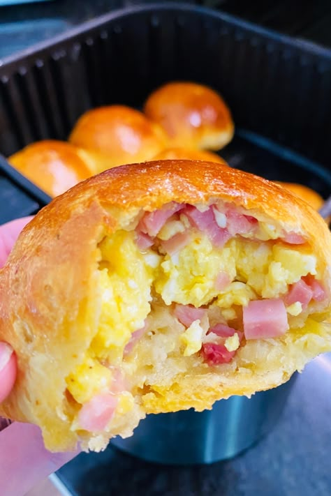 stuffed biscuits Air Fryer Breakfast Biscuits, Ham And Egg Biscuits, Biscuits And Eggs Breakfast, Air Fryer Ham And Cheese Biscuits, Air Fryer Grands Biscuits, Air Fryer Canned Biscuits, Air Fryer Breakfast Casserole, Air Fryer Biscuit Recipes, Stuffed Breakfast Biscuits