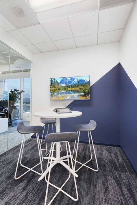 Trading Office Design, Office Wall Paint, Blue Office Design, Meeting Room Design Office, Office Wall Colors, Tech Office, Office Paint Colors, Meeting Room Design, Office Paint