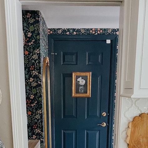 Stephanie Kane on Instagram: "Someone asked if I painted the other door in the mudroom…I sure did and here she is. I even hung some art on her! I got many references to the picture frame on Monica and Rachel’s door on friends! I’ll take it! Let’s start a new trend - art on doors!! #artondoors #painteddoor #paintedtrim #wallpapermudroom #riflepaperco #navypaint #bhghome #betterhomesandgardens #housebeautiful #sodomino #thecottagejournal" Hanging Art On Doors, Painted Door Bedroom, Wallpaper On Door, Art On Door, Painted Door Frames, Barn House Kitchen, Interior Door Paint Colors, Painted Bedroom Doors, Monica And Rachel