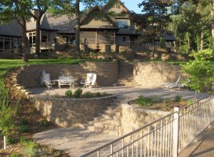 This entertaining patio built into the hill, using Versa-LOK Weathered Mosaic Retaining Wall Stone, has an Incredible River View! Backyard Retaining Walls, Landscaping A Slope, Landscaping On A Hill, Sloped Yard, Sloped Backyard, Pergola Design, Easy Landscaping, Landscape Plans, Traditional Landscape