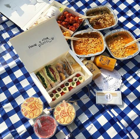 Korean Picnic, Picnic Date Food, Date Recipes, Picnic Food, Kawaii Food, Food Obsession, Cafe Food, Korean Food, Pretty Food