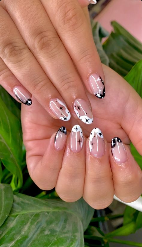 Fall Nails Black And White, Chic October Nails, Black And White Nails With Stars, Nails For Concert, Stardust Nails, Black And White Star Nails, Black And White Halloween Nails, Concert Nails Ideas, White Halloween Nails