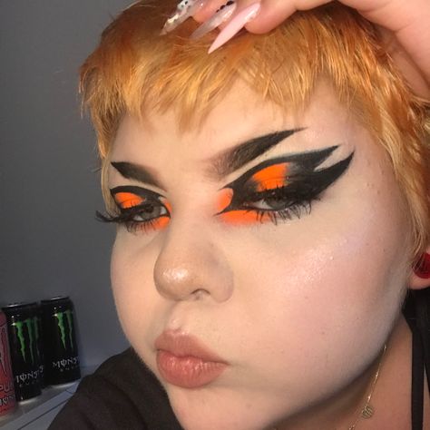 Orange And Black Clown Makeup, Orange Grunge Makeup, Dramatic Eyeliner Goth, Neon Goth Makeup, Orange And Black Makeup Looks, Orange Goth Makeup, Orange Black Makeup, Black And Orange Makeup, Halloween Makeup Orange