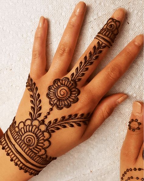 Germany Mehndi Design Images Pictures (Ideas) |  couple tattoo ideas skulls Couple Tattoo Ideas, Simple Arabic Mehndi Designs, Tato Henna, Henna Tattoo Designs Hand, Simple Henna Tattoo, Tattoo Henna, Mehndi Designs For Kids, Very Simple Mehndi Designs, Simple Mehndi Designs Fingers