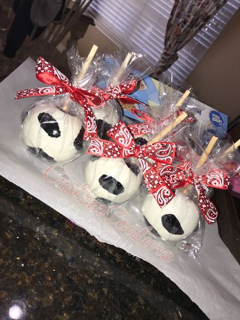 Cow print candy apples 🐮 toy story candy apples 🍏 western candy apples 🤠  INSTAGRAM: @customcouture_ 💕 Cow Print Candy Apples, Toy Story Candy Apples, Chocolate Covered Apples, Themed Treats, 17 Birthday, 2nd Birthday Party Themes, Cow Head, 17th Birthday, Candy Apples