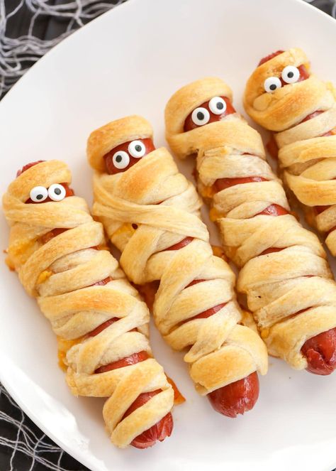 Halloween Mummy Dogs, Cute Halloween Food, Snack Halloween, Mummy Hot Dogs, Mummy Dogs, Easy Halloween Snacks, Halloween Party Appetizers, Halloween Food Appetizers, Halloween Fest