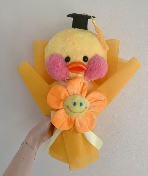 Congratulations For Your Graduation, Non Flower Bouquets, Diy Anniversary, Flower Gift Ideas, Diy Gifts For Friends, Flowers Bouquet Gift, Kawaii Plushies, Diy Bouquet, Crafts Hacks