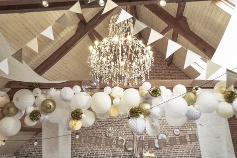 Déco plafond mariage : idées décoration, conseils et sélection Paper Wedding Decorations, Wedding Ceiling Decorations, Rural Wedding, Wedding Ceiling, Rustic Wedding Decorations, Flower Chandelier, Paper Balls, Diy Event, Diy Chandelier