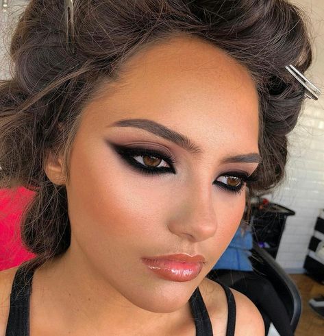 Prom Makeup Black Eyeshadow, Dramatic Black Eye Makeup, Black Smokey Eyeliner, Dark Prom Makeup, Dark Eyeshadow Looks, Black Eyeshadow Looks, Fiona And Shrek, Black Eyeshadow Tutorial, Bday Makeup