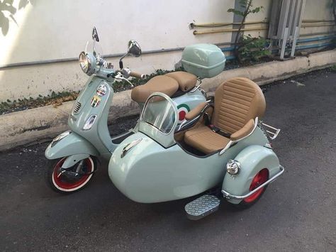 Vespa With Sidecar, Moped With Sidecar, Vespa Scooters Vintage, Cute Vespa, Cute Bikes, Bike Sidecar, Scooter Aesthetic, Cute Vehicles, Cute Scooter