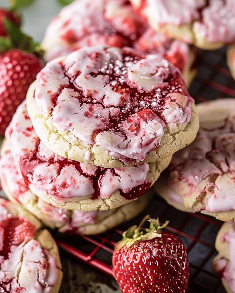 Strawberries And Cream Cookies, Valentines Dessert Ideas Fancy, Strawberry Baking Recipes, Unique Cookie Flavors, Aesthetic Baked Goods, Strawberry Sugar Cookie Recipe, Vintage Dessert Recipes, Baked Goods To Sell, Glazed Strawberries