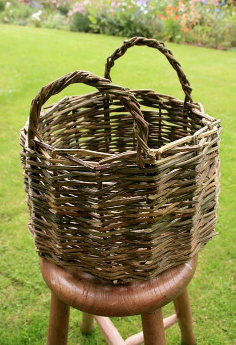 DIY Wicker Basket, tutorial via Jon’s Bushcraft Diy Wicker Basket, Weaving Willow, Diy Basket Weaving, Making Baskets, Basket Weaving Diy, Willow Basket, Basket Diy, Basket Weaving Patterns, Basket Weaver