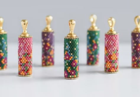 Hand Beaded Jewelry, Native Beading Patterns, Brick Stitch Earrings, Beaded Beads, Beaded Jewelry Tutorials, Jewellery Brand, Bead Pendant, Bead Work Jewelry, Bead Loom Patterns