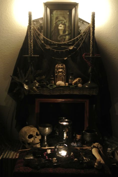 Sacred Space Altar, Witchcraft Altar, Traditional Witchcraft, Pagan Altar, Season Of The Witch, Witch Aesthetic, Love Spells, Black Magic, Sacred Space