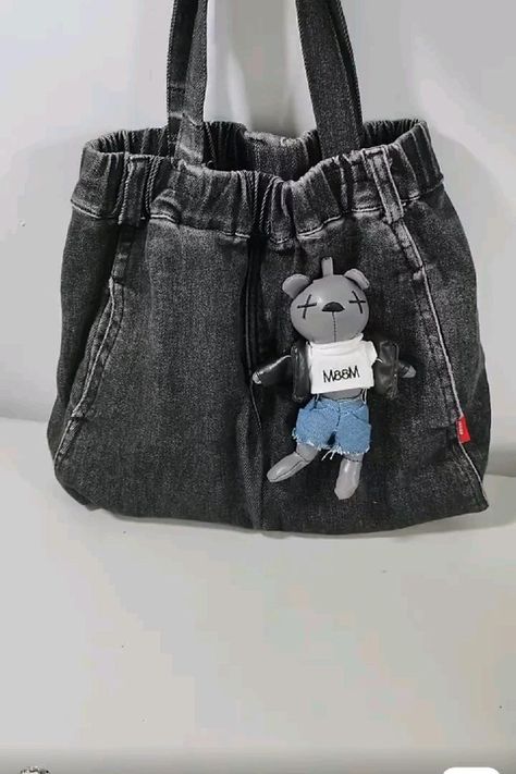 Jean Crafts Ideas Upcycle, How To Make A Bag Out Of Jeans, Diy Purses And Bags Easy, Upcycle Bags Ideas, Denim Tote Bags Diy, Pola Tote Bag, Handmade Bags Diy Old Jeans, Jeans Into Bag, How To Make A Tote Bag