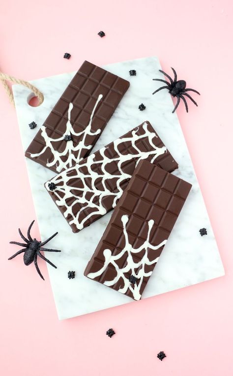 DIY Spider Web Chocolate Bars Diy Spider Web, Diy Spider, Chocolate Bar Molds, Dulces Halloween, Halloween Party Treats, Spooky Food, Halloween Fest, Creepy Decor, Halloween Countdown