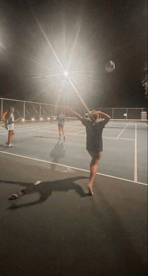 Siatkowka Aesthetic, Summer Volleyball Aesthetic, Aesthetic Volleyball Photos, Late Night Summer Aesthetic, Volleyball At Night, Volleyball Girl Aesthetic, Volleyball Aesthetic Pictures, Volleyball With Friends, Volleyball Lifestyle