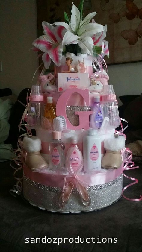 Baby Shower Gifts For Girls Diy, Baby Shower Diaper Cake For Girl, Baby Girl Baby Shower Gift Ideas, Baby Shower Gift Basket For Girls Diy, Pamper Cake Ideas, Baby Shower Gift Ideas For Girls Diy, Baby Present Ideas Girl, Baby Shower Packing Ideas, Baby Hampers Ideas Gift