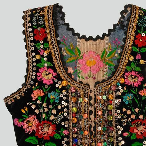 Polish Folk Embroidery, Polish Traditional Costume, Polish Embroidery, Dna Project, Polish Clothing, Polish Traditions, Polish Heritage, Polish Folk Art, Polish Folk