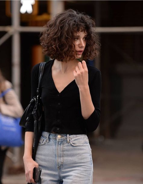 Curly Hair Bob Haircut With Bangs, Curly Hair Trends, Natural Curly Hair Cuts, Hype Beast, Curly Hair Photos, Short Curly Haircuts, Haircuts For Curly Hair, Artist Outfit, Dorian Gray