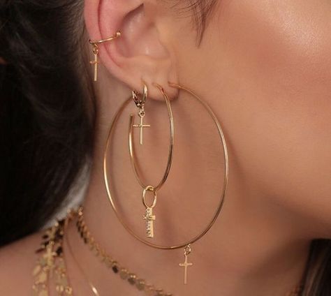 Three Ear Piercings, Cool Ear Piercings, Pretty Ear Piercings, Cute Ear Piercings, Dope Jewelry, Girly Jewelry, Jewelry Inspo, Ear Jewelry, Gold Hoop