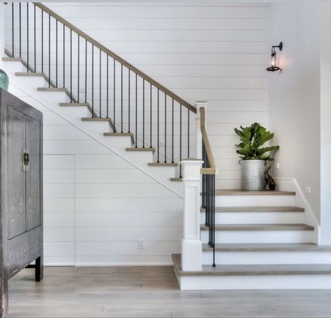 Modern Farmhouse Staircase, U Shaped Stairs, L Shaped Stairs, Farmhouse Staircase, Farmhouse Stairs, Staircase Styles, Farmhouse Family Rooms, Traditional Staircase, Staircase Remodel