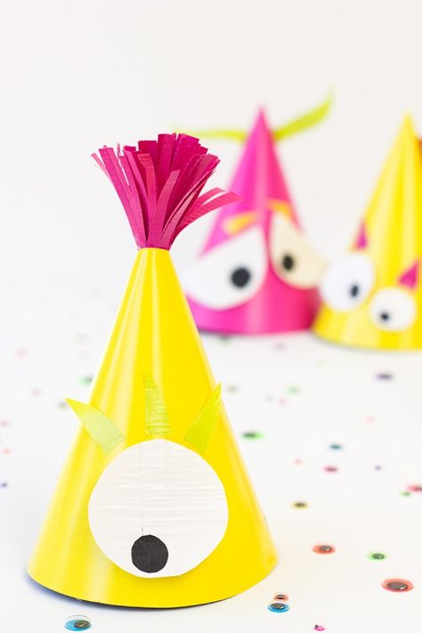 DIY Monster Party Hats Diy Halloween Party, Diy Monsters, Monster Craft, Easy Halloween Party, Monster Crafts, Monster Birthday Parties, Halloween Arts And Crafts, Easy Halloween Crafts, Minion Party