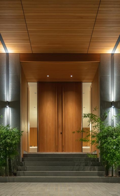 RT+Q Foyer Area Design Entrance Modern, Home Entryway Ideas Grand Entrance, Teak Front Door Modern, Double Height Door Entrance, Modern Wooden Doors Entrance, Modern House Entrance Door, Hotel Front Door Entrance, Luxurious Entrance Door, Main Door Design Entrance Japandi