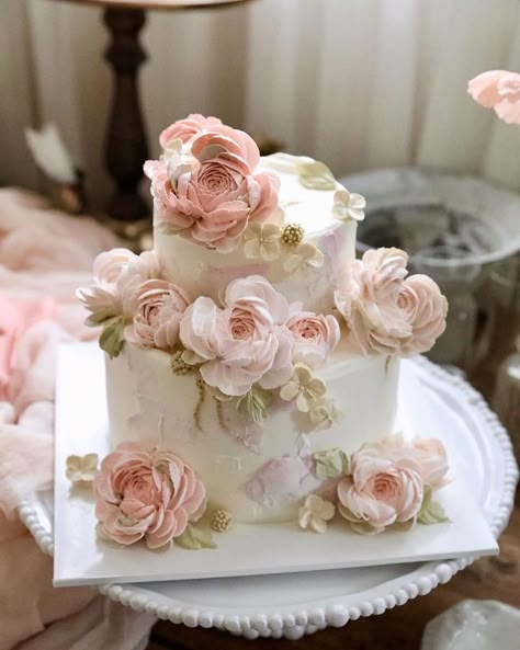 𝑊ℎ𝑖𝑝𝑝𝑒𝑑 𝑐𝑟𝑒𝑎𝑚 𝑓𝑙𝑜𝑤𝑒𝑟𝑠 라넌🤍 | Instagram Whipped Cream Flowers, Flower Buttercream, Flower Piping, Flower Wedding Cake, Whipped Cream Cakes, Floral Cakes, Cake Cafe, Cake Recipes Easy Homemade, Pistachio Cake