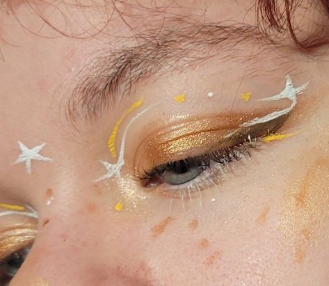 Star Graphic Liner Makeup, Wet Liner Makeup, Cool Eye Makeup Looks Creative, Whimsical Makeup Looks, Stars Eye Makeup, Funky Makeup Creative, Star Eye Makeup, Eclipse Makeup, Whimsical Makeup