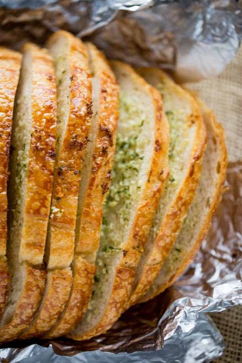 Sliced Garlic Bread Loaf (For a Crowd!) Dinner Recipes With Bread, Garlic Bread Loaf Recipe, Garlic Bread Loaf, Recipes With Bread Slices, Recipes With Bread, Sandwhich Bread, Pasta Buffet, Bread Loaf Recipe, Make Garlic Bread