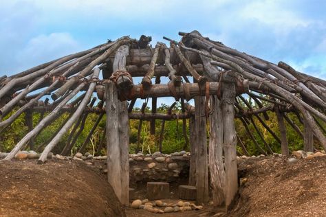 What Is a Pit House? Winter Home for Our Ancient Ancestors Pit House, Bachelorette Survival Kit, House Types, Casa Hobbit, Bushcraft Shelter, Earth Bag Homes, Outdoor Shelters, General Construction, Natural Homes