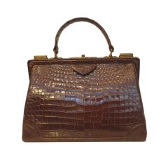 Vintage Nettie Rosenstien Brown Crocodile Handbag, Circa 1950 Balenciaga Bag Outfit, Outfits Marron, Vintage Chic Fashion, Art Purse, Alligator Purse, Alligator Handbags, Vintage Designer Fashion, Pochette Louis Vuitton, Crocodile Handbags