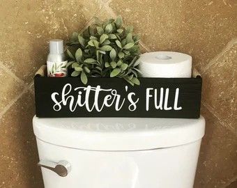 Full Bathroom Decor, Bathroom Decor Christmas, Shitters Full, Cute Christmas Decorations, Bathroom Gifts, Christmas Bathroom Decor, Toilet Paper Storage, Christmas Bathroom, Funny Bathroom Decor