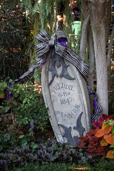 Haunted Mansion Holiday Mansion Garden, Haunted Mansion Holiday, Haunted Mansion Decor, Haunted Mansion Halloween, Haunted Mansion Disneyland, Nightmare Before Christmas Decorations, Pet Cemetery, Christmas Yard Art, Disneyland Halloween