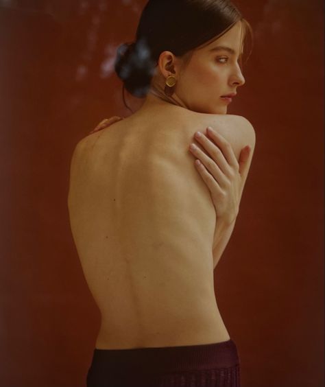 Holding Shoulder Pose, Woman's Back Photography, Woman's Back, Body Template, Life Drawing Reference, Body Photography, Anatomy Poses, Study Photography, Figure Photography