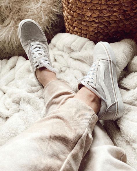 Tan Vans Outfit, Taupe Outfit, Neutral Sneakers, Tan Vans, Vans Outfit, Vans Vans, White Sneaker, Fashion Beauty, Outfit Inspirations