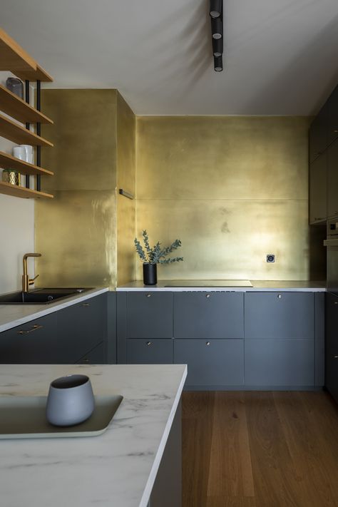 Ikea Metod Kitchen, Kosher Kitchen, Ikea Kitchen Cabinets, Built In Refrigerator, Kitchen Wardrobe, Modern Office Design, Whimsical Home, Brass Kitchen, Bathroom Inspiration Decor