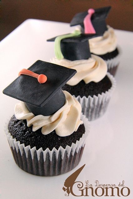 graduation cupcakes... Use a mini reeses cup and piece of chocolate to make a hat Graduation Cup, Cakes Graduation, Cakes Unique, Graduation Cups, Cupcakes Graduation, Graduation Desserts, Make A Hat, Boys Cake, Graduation Party High