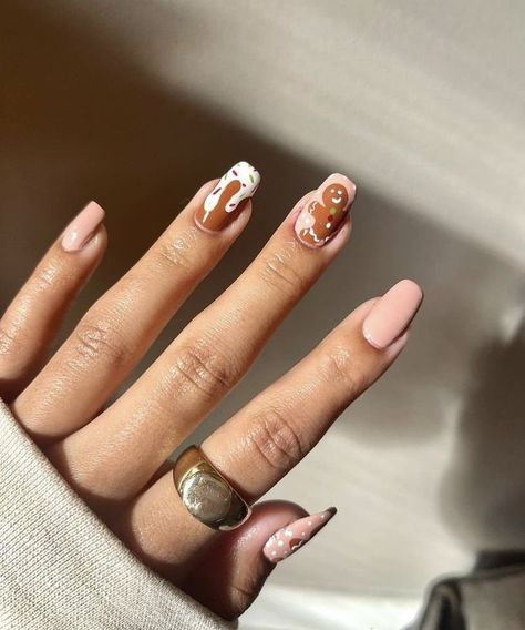 30+ Gingerbread Nail Design Ideas for Christmas 22 Gingerbread Nails, Grinch Nails, Christmas Mani, December Nails, Plain Nails, Christmas Manicure, Gel Nail Art Designs, Nail Design Ideas, Ideas For Christmas