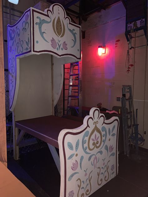 Elsa Anna bed Frozen Jr Musical Set Design, Frozen Set Design Ideas, Frozen Musical Set, Frozen Set Design, Frozen Jr Set Design, Frozen Jr Set, Frozen Props, Frozen Junior, Frozen Theme Room